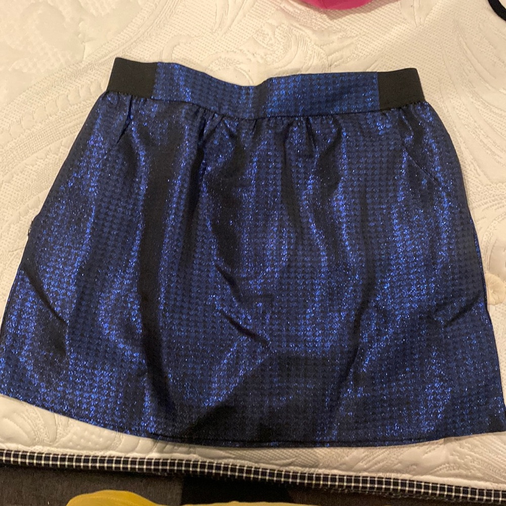 Skirt: 2 pockets, elastic wasit w/ zipper. Mid thigh.